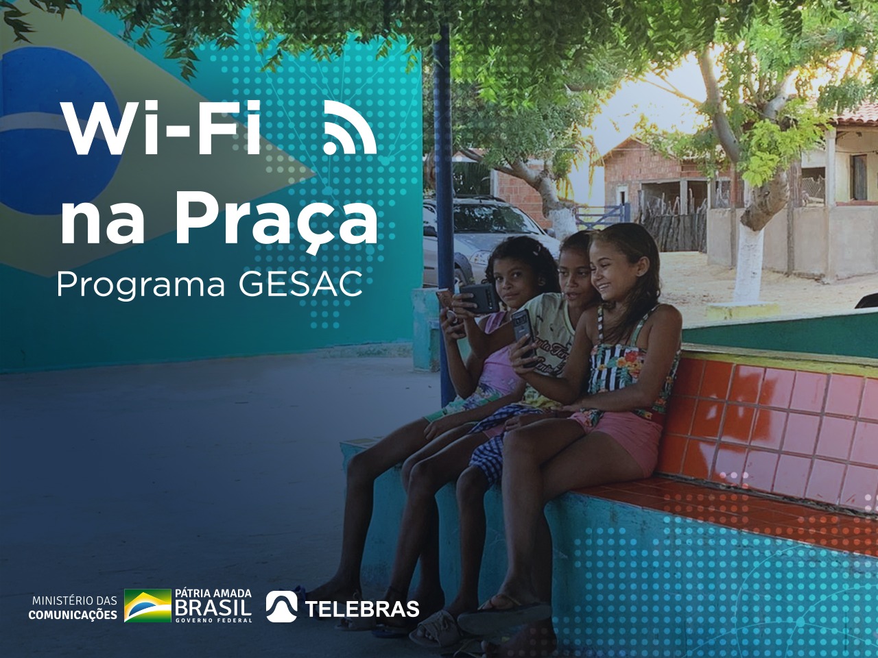 Crianças de Ipanguaçú na Praça usando a conexão do Projeto wi-fi na praça